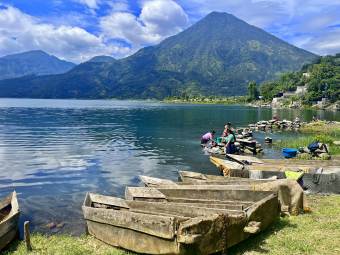 Santiago Atitlan - Women washing cloths